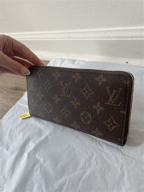 Louis Vuitton Monogram M60017 Zippy Wallet Round Purse.